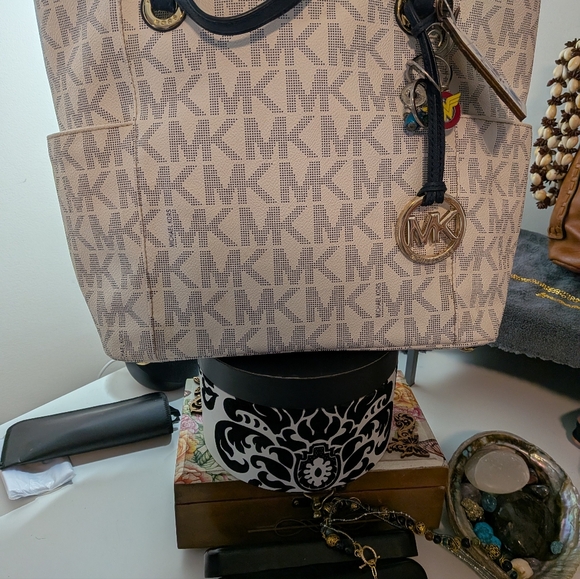 Michael Kors GUC  White Cream And Dark BlueTote Bag - Picture 3 of 11